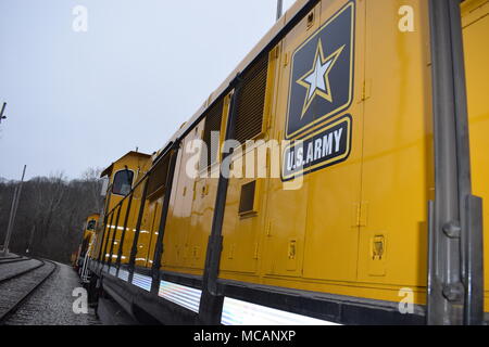 Lavoratori ferroviari hanno giurato come gru esercito attività di munizioni dipendenti lo scorso ottobre, quarant'anni dopo gli Stati Uniti L'esercito ha preso a munizioni convenzionali a gru. Questa settimana, gru treni dell'esercito ha ricevuto negli Stati Uniti Stella dell'esercito. Esercito di gru munizioni attività fornisce munizioni convenzionali supporto per gli Stati Uniti Esercito e forza comune disponibilità, compresi la produzione, la smilitarizzazione, il trasporto e lo stoccaggio. Foto Stock