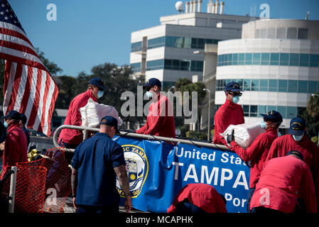 L'equipaggio del guardacoste Tampa, un 270-piede medio taglierina Endurance in base fuori di Portsmouth, Virginia, offload quasi due tonnellate di cocaina Venerdì, Febbraio 2, 2018 a San Pietroburgo, in Florida. Mentre il pattugliamento del mare dei Caraibi a sostegno dell'operazione Unified risolvere e funzionamento Martillo, circa 1.580 kg di cocaina sono stati sequestrati da parte del governo degli STATI UNITI Guardia costiera e nazione partner equipaggi tra Dic. 20-22, 2017. (U.S. Coast Guard foto di Sottufficiali di prima classe Michael De NYSE) Foto Stock