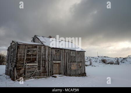 Abbandonato tradizionale casa colonica in Fredvang, Lofoten, Norvegia Foto Stock
