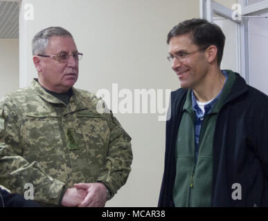 Yavoriv, Ucraina - Marco T. Esper, gli Stati Uniti Segretario dell'esercito si incontra con il Tenente ucraino Gen. Pavlo Tkachuk durante una visita alla Yavoriv Combat Training Center qui 2 Febbraio. Attualmente più di 220 soldati provenienti da New York del XXVII della brigata di fanteria combattere Team sono distribuiti in Ucraina dove stanno lavorando mano nella mano con l'esercito ucraino che lottano per ottenere il suo obiettivo di interoperabilità della NATO. (U.S. Esercito foto di Sgt. Alexander rettore) Foto Stock