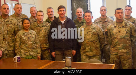 Yavoriv, Ucraina - Marco T. Esper, gli Stati Uniti Segretario dell'esercito in posa per una foto con New York Esercito Nazionale soldati di guardia assegnato al Comune di multinazionale del gruppo di formazione - Ucraina qui 2 Febbraio. Attualmente più di 220 soldati provenienti da New York del XXVII della brigata di fanteria combattere Team sono distribuiti in Ucraina dove stanno lavorando mano nella mano con l'esercito ucraino come essi adoperarsi per ottenere il suo obiettivo di interoperabilità della NATO. (U.S. Esercito foto di Sgt. Alexander rettore) Foto Stock