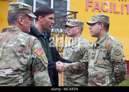 Yavoriv, Ucraina - Marco T. Esper, gli Stati Uniti Segretario dell'esercito presenta una sfida moneta a Spc. Kevin Morales, un motore di trasporto operatore assegnato al Comune di multinazionale del gruppo di formazione - Ucraina durante una visita alla Yavoriv Combat Training Center qui 2 Febbraio. Attualmente più di 220 soldati provenienti da New York del XXVII della brigata di fanteria combattere Team sono distribuiti in Ucraina dove stanno lavorando mano nella mano con l'esercito ucraino che lottano per ottenere il suo obiettivo di interoperabilità della NATO. (U.S. Esercito foto di Sgt. Alexander rettore) Foto Stock