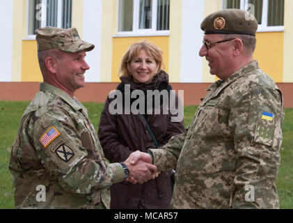 YAVORIV, Ucraina -- Lt. Gen. Christopher Cavoli U.S. Esercito Europa commander è accolto da Lt. Gen. Pavlo Tkachuk il comandante delle Forze terrestri Accademia qui all'Yavoriv Combat Training Center 1 feb. Attualmente più di 220 New York Esercito Nazionale soldati di guardia del ventisettesimo IBCT (FWD) sono implementati in Ucraina dove stanno lavorando mano nella mano con l'esercito ucraino nei loro sforzi verso il loro obiettivo di raggiungere l'interoperabilità della NATO. Foto Stock