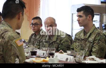 Yavoriv, Ucraina - Lt. Gen. Christopher Cavoli, U.S. Esercito comandante Europa mangia il pranzo con New York Esercito Nazionale soldati di guardia assegnato al Comune di multinazionale del gruppo di formazione - Ucraina, durante una visita alla Yavoriv Combat Training Center (CTC) qui, Feb. 1. Attualmente più di 220 U.S. I soldati sono assegnati al JMTG-U, dove vengono a lavorare mano nella mano con l'esercito ucraino come essa si sforza verso il suo obiettivo di raggiungere l'interoperabilità della NATO. (U.S. Esercito foto di Sgt. Alexander rettore) Foto Stock