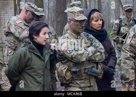 Yavoriv, Ucraina - Lt. Gen. Christopher Cavoli, U.S. Esercito Europa commander, osserva contro-IED formazione durante una visita alla Yavoriv Combat Training Center (CTC) qui, Feb. 1. Attualmente più di 220 U.S. I soldati sono assegnati al JMTG-U, dove vengono a lavorare mano nella mano con l'esercito ucraino come essa si sforza verso il suo obiettivo di raggiungere l'interoperabilità della NATO. (U.S. Esercito foto di Sgt. Alexander rettore) Foto Stock