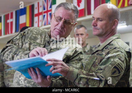 Yavoriv, Ucraina - Lt. Gen. Christopher Cavoli, U.S. Esercito comandante Europa risponde con tenente ucraino Gen. Pavlo Tkachuk, il Lviv Forze terrestri Academy commander, durante una visita alla Yavoriv Combat Training Center (CTC) qui, Feb. 1. Attualmente più di 220 U.S. I soldati sono assegnati al JMTG-U, dove vengono a lavorare mano nella mano con l'esercito ucraino come essa si sforza verso il suo obiettivo di raggiungere l'interoperabilità della NATO. (U.S. Esercito foto di Sgt. Alexander rettore) Foto Stock