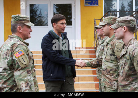 Yavoriv, Ucraina - Marco T. Esper, gli Stati Uniti Segretario dell'esercito presenta una sfida moneta a Spc. Kevin Morales, un motore di trasporto operatore assegnato al Comune di multinazionale del gruppo di formazione - Ucraina durante una visita alla Yavoriv Combat Training Center qui 2 Febbraio. Attualmente più di 220 soldati provenienti da New York del XXVII della brigata di fanteria combattere Team sono distribuiti in Ucraina dove stanno lavorando mano nella mano con l'esercito ucraino che lottano per ottenere il suo obiettivo di interoperabilità della NATO. (U.S. Esercito foto di Sgt. Alexander rettore) Foto Stock