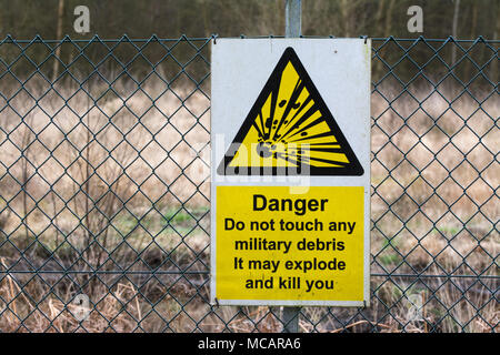 Segnale di avvertimento in corrispondenza di militari di tiro, Woolmer foresta, Hampshire, Regno Unito Foto Stock