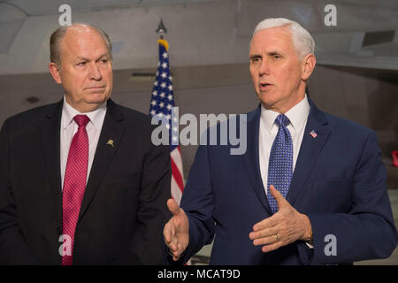 Vice Presidente Mike Pence parla nel corso di una conferenza stampa accompagnata da Alaska Gov. Bill Walker a base comune Elmendorf-Richardson, Alaska, Febbraio 5, 2018. Durante la visita, Pence incontrato con i senior leader militari per discutere le capacità militari, i sistemi di difesa antimissile e Alaska di importanza strategica per la difesa nazionale della nazione. (U.S. Air Force foto di Senior Airman Valerie Halbert) Foto Stock