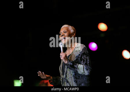 Francoforte, Germania. Xiv Apr, 2018. Cantante americana Dionne Warwick compie durante il Festival della Musikmesse di Francoforte, in Germania, Aprile 14, 2018. I cinque giorni di Festival della Musikmesse si è conclusa sabato. Credito: Luo Huanhuan/Xinhua/Alamy Live News Foto Stock