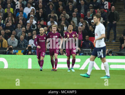 Londra, Gran Bretagna. Xiv Apr, 2018. I giocatori del Manchester City celebrare dopo rigature durante la Premier League inglese partita di calcio tra Tottenham Hotspur e Manchester City al Wembley Stadium di Londra, Gran Bretagna, il 14 aprile 2018. Tottenham Hotspur perso 1-3. Credito: Han Yan/Xinhua/Alamy Live News Foto Stock