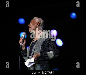 Francoforte, Germania. Xiv Apr, 2018. Cantante americana Dionne Warwick compie durante il Festival della Musikmesse di Francoforte, in Germania, Aprile 14, 2018. I cinque giorni di Festival della Musikmesse si è conclusa sabato. Credito: Luo Huanhuan/Xinhua/Alamy Live News Foto Stock