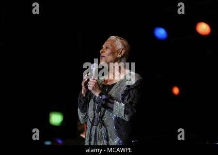 Francoforte, Germania. Xiv Apr, 2018. Cantante americana Dionne Warwick compie durante il Festival della Musikmesse di Francoforte, in Germania, Aprile 14, 2018. I cinque giorni di Festival della Musikmesse si è conclusa sabato. Credito: Luo Huanhuan/Xinhua/Alamy Live News Foto Stock