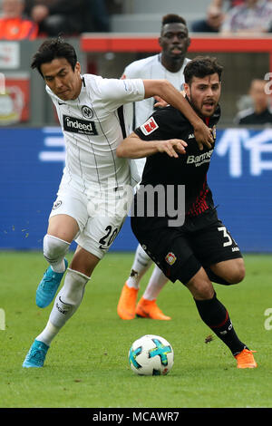 Leverkusen. Xiv Apr, 2018. Kevin Volland (R) di Leverkusen vies con Makoto Hasebe di Francoforte durante la Bundesliga partita di calcio tra Bayer 04 Leverkusen e Eintracht Francoforte presso BayArena il 14 aprile 2018 a Leverkusen, Germania. Credito: Joachim Bywaletz/Xinhua/Alamy Live News Foto Stock