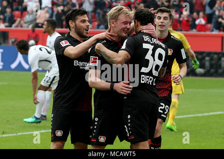 Leverkusen. Xiv Apr, 2018. I giocatori di Leverkusen celebrare dopo rigature durante la Bundesliga partita di calcio tra Bayer 04 Leverkusen e Eintracht Francoforte presso BayArena il 14 aprile 2018 a Leverkusen, Germania. Credito: Joachim Bywaletz/Xinhua/Alamy Live News Foto Stock