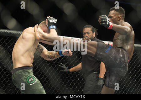 Phoenix, Arizona, Stati Uniti. Xiv Apr, 2018. MARVIN VETTORI, a sinistra viene cacciato da Israele ADESANYA, destra, Sabato, 14 aprile 2018, durante UFC Fight Night: Poirier vs Gaethje a Gila River Arena in Phoenix, Arizona. Israele ADESANYA vinto da dividere la decisione. Credito: Jeff Brown/ZUMA filo/Alamy Live News Foto Stock