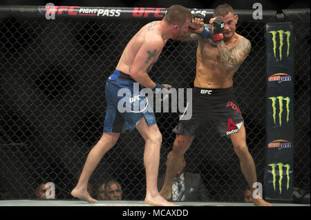 Phoenix, Arizona, Stati Uniti. Xiv Apr, 2018. JUSTIN GAETHJE, sinistra, getta un gancio a DUSTIN POIRIER Sabato, 14 aprile 2018, durante UFC Fight Night: Poirier vs Gaethje a Gila River Arena in Phoenix, Arizona. DUSTIN POIRIER ha vinto da TKO nel quarto round. Credito: Jeff Brown/ZUMA filo/Alamy Live News Foto Stock