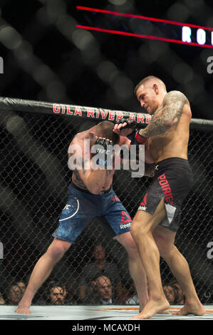 Phoenix, Arizona, Stati Uniti. Xiv Apr, 2018. DUSTIN POIRIER, destra, getta un uppercut contro JUSTIN GAETHJE Sabato, 14 aprile 2018, durante UFC Fight Night: Poirier vs Gaethje a Gila River Arena in Phoenix, Arizona. DUSTIN POIRIER ha vinto da TKO nel quarto round. Credito: Jeff Brown/ZUMA filo/Alamy Live News Foto Stock