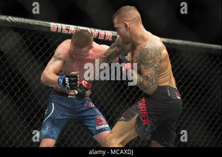 Phoenix, Arizona, Stati Uniti. Xiv Apr, 2018. DUSTIN POIRIER, destra, getta un gancio contro JUSTIN GAETHJE Sabato, 14 aprile 2018, durante UFC Fight Night: Poirier vs Gaethje a Gila River Arena in Phoenix, Arizona. DUSTIN POIRIER ha vinto da TKO nel quarto round. Credito: Jeff Brown/ZUMA filo/Alamy Live News Foto Stock