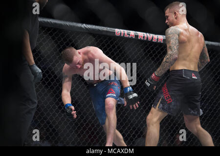 Phoenix, Arizona, Stati Uniti. Xiv Apr, 2018. JUSTIN GAETHJE, sinistra, cade dopo essere colpito da DUSTIN POIRIER Sabato, 14 aprile 2018, durante UFC Fight Night: Poirier vs Gaethje a Gila River Arena in Phoenix, Arizona. DUSTIN POIRIER ha vinto da TKO nel quarto round. Credito: Jeff Brown/ZUMA filo/Alamy Live News Foto Stock