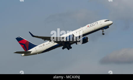 Richmond, British Columbia, Canada. Xvii Mar, 2018. Un Delta Air Lines Boeing 757-200 (N693DL) corpo stretto a corridoio unico twin-motore aereo jet in volo dopo il decollo. Credito: Bayne Stanley/ZUMA filo/Alamy Live News Foto Stock