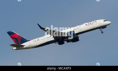 Richmond, British Columbia, Canada. Xvii Mar, 2018. Un Delta Air Lines Boeing 757-200 (N693DL) corpo stretto a corridoio unico twin-motore aereo jet in volo dopo il decollo. Credito: Bayne Stanley/ZUMA filo/Alamy Live News Foto Stock