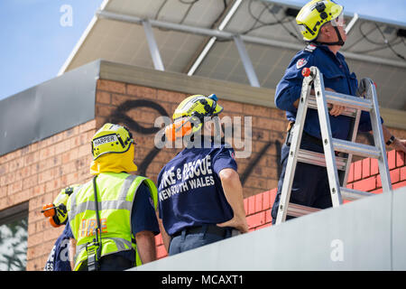 Domenica, Australia. Il 15 aprile 2018, i vigili del fuoco rispondono a una parzialmente crollata edificio in Avalon Beach a seguito di una giornata di vento forte. Credito: martin berry/Alamy Live News Foto Stock