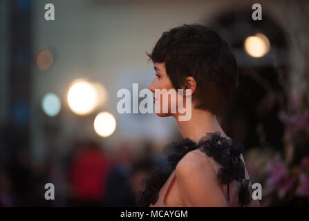 Attrice spagnola Paz Vega pone sul tappeto rosso al di fuori del Teatro Cervantes durante il XXI International Malaga Film Festival, in Malaga. Foto Stock