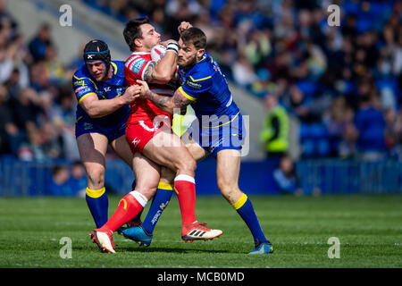 Scafo di Justin Carney è affrontato da Warrington lupi's Chris Hill (L) e Daryl Clark (R) 14 aprile 2018 , la Halliwell Jones Stadium Mike Gregorio modo, Warrington, WA2 7NE, Inghilterra; Betfred Super League Rugby, Round 11, Warrington lupi v Hull Kingston Rovers Foto Stock