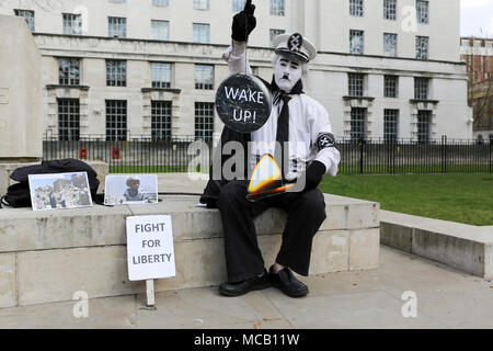 Londra, Regno Unito. Il 14 aprile 2018. Un uomo vestito come Charlie Chaplin protesta circa il missile siriano attacco fuori a Downing Street, Westminster. Penelope Barritt/Alamy Live News Foto Stock