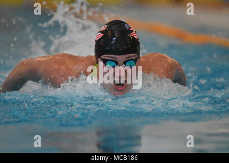 Bergen, Norvegia . Xv Apr, 2018. Bergen, Norvegia. Xv Apr, 2018. Sarah Sjöström della Svezia la frantumazione di campo, nuoto 56.98 nell'prelims ad un miglior tempo in finale al più tardi oggi al womes 100 butterfly. Credito: Kjell Eirik Irgens Henanger/Alamy Live News Credito: Kjell Eirik Irgens Henanger/Alamy Live News Foto Stock