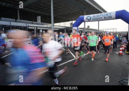 14 aprile 2018, Germania, Berlino-schoenefeld: Inizio della mezza maratona alla dodicesima notte aeroporto girare al futuro Berlin Brandenburg aeroporto Capital. Foto: Jörg Carstensen/dpa Foto Stock