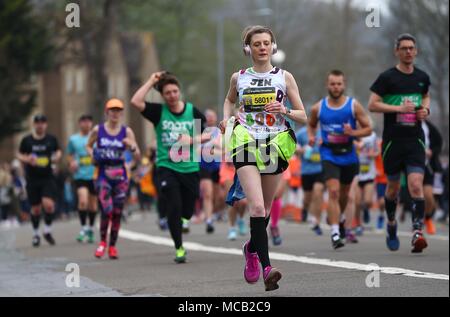 Brighton, Sussex Regno Unito 15 aprile 2018 - concorrenti prendere parte alla Maratona di Brighton in Inghilterra del sud. Credito: James Boardman/Alamy Live News Foto Stock