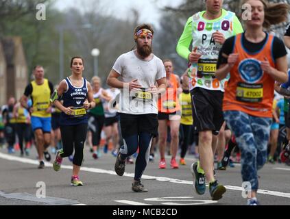 Brighton, Sussex Regno Unito 15 aprile 2018 - concorrenti prendere parte alla Maratona di Brighton in Inghilterra del sud. Credito: James Boardman/Alamy Live News Foto Stock