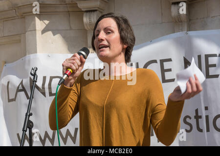 Londra, Regno Unito. Il 14 aprile 2018. Un altoparlante dal Landworkers' alleanza all'inizio del tour di Londra le aree più ricche, guidato da terra Giustizia dimostra di rete di proprietà fondiaria in Gran Bretagna è uno dei più diseguale del mondo, sia nelle zone rurali e nelle città. Il tour è partito in Westminster, in gran parte di proprietà del Duca di Westminster, fermandosi presso i punti rilevanti su Grosvenor station wagon, Park Lane, in Hyde Park, Grosvenor Crescent e Belgrave Square per informazioni e interventi, terminando su 93 acri di Cadogan station wagon, la parte più ricche di Kensington & Chelsea per un rally finale. Foto Stock