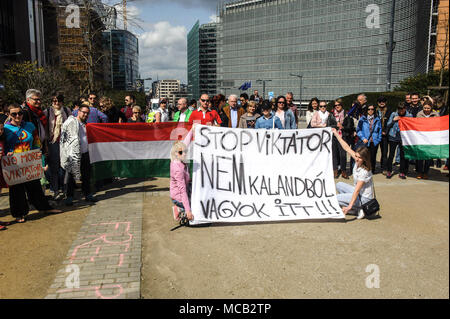 Bruxelles, Belgio. Xv Apr, 2018. I cittadini ungheresi tenere la protesta a Bruxelles in Belgio su 15.04.2018 I dimostranti vogliono mostrare la loro insoddisfazione con i risultati delle elezioni. Il partito Fidesz e il primo ministro russo Viktor Orban hanno vinto le elezioni di domenica scorsa. L'opposizione accusa Viktor Orban di modificare il sistema elettorale, che attualmente favorisce il suo partito. da Wiktor Dabkowski | Utilizzo di credito in tutto il mondo: dpa/Alamy Live News Foto Stock