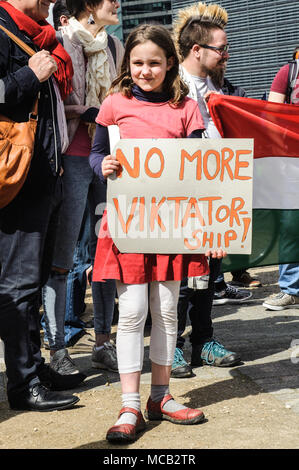 Bruxelles, Belgio. Xv Apr, 2018. I cittadini ungheresi tenere la protesta a Bruxelles in Belgio su 15.04.2018 I dimostranti vogliono mostrare la loro insoddisfazione con i risultati delle elezioni. Il partito Fidesz e il primo ministro russo Viktor Orban hanno vinto le elezioni di domenica scorsa. L'opposizione accusa Viktor Orban di modificare il sistema elettorale, che attualmente favorisce il suo partito. da Wiktor Dabkowski | Utilizzo di credito in tutto il mondo: dpa/Alamy Live News Foto Stock