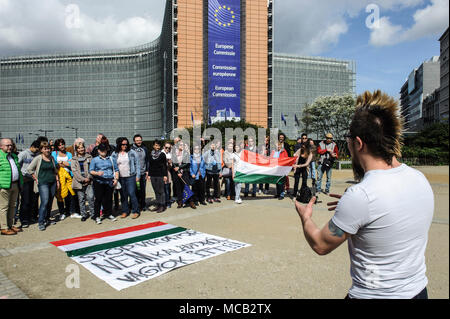 Bruxelles, Belgio. Xv Apr, 2018. I cittadini ungheresi tenere la protesta a Bruxelles in Belgio su 15.04.2018 I dimostranti vogliono mostrare la loro insoddisfazione con i risultati delle elezioni. Il partito Fidesz e il primo ministro russo Viktor Orban hanno vinto le elezioni di domenica scorsa. L'opposizione accusa Viktor Orban di modificare il sistema elettorale, che attualmente favorisce il suo partito. da Wiktor Dabkowski | Utilizzo di credito in tutto il mondo: dpa/Alamy Live News Foto Stock