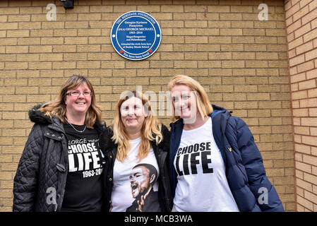 Bushey, Regno Unito. Il 15 aprile 2018. (L a R) Jane Cronk, Toni Parkins e Jayne Apps, ventole da Bushey, pongono di fronte a una targa blu per commemorare la vita del cantante George Michael che è stata svelata a Bushey Meads school di Bushey, a nord ovest di Londra. George Michael era uno studente presso la scuola per due anni prima di trovare il successo con Andrew Ridgeley nel gruppo Wham! Prima di passare a una riuscita carriera da solista. La targa blu è stato reso possibile dalla George Michael apprezzamento della società e il patrimonio della Fondazione. Credito: Stephen Chung / Alamy Live News Foto Stock