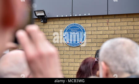 Bushey, Regno Unito. Il 15 aprile 2018. Ventole visualizza una targa blu per commemorare la vita del cantante George Michael che è stata svelata a Bushey Meads school di Bushey, a nord ovest di Londra. George Michael era uno studente presso la scuola per due anni prima di trovare il successo con Andrew Ridgeley nel gruppo Wham! Prima di passare a una riuscita carriera da solista. La targa blu è stato reso possibile dalla George Michael apprezzamento della società e il patrimonio della Fondazione. Credito: Stephen Chung / Alamy Live News Foto Stock