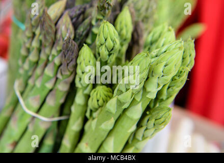 12 aprile 2018, Germania, Monaco di Baviera: asparagi è in vendita su un mercato stand della Viktualenmarkt. Foto: Matthias esitano di fronte/dpa Foto Stock