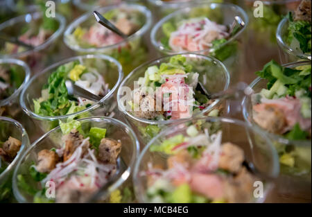 12 aprile 2018, Germania, Monaco di Baviera: occhiali con insalata sono serviti a buffet nel corso di una cerimonia. Foto: Sven Hoppe/dpa Foto Stock