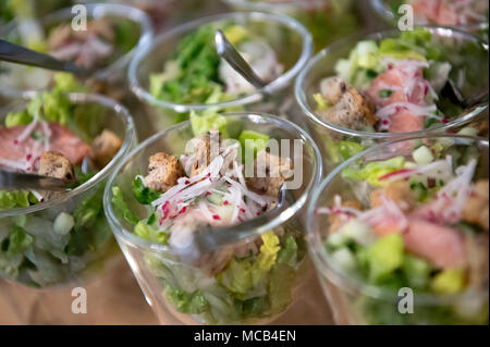 12 aprile 2018, Germania, Monaco di Baviera: occhiali con insalata sono serviti a buffet nel corso di una cerimonia. Foto: Sven Hoppe/dpa Foto Stock