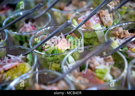 12 aprile 2018, Germania, Monaco di Baviera: occhiali con insalata sono serviti a buffet nel corso di una cerimonia. Foto: Sven Hoppe/dpa Foto Stock