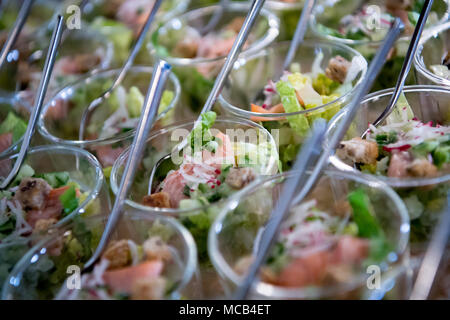 12 aprile 2018, Germania, Monaco di Baviera: occhiali con insalata sono serviti a buffet nel corso di una cerimonia. Foto: Sven Hoppe/dpa Foto Stock