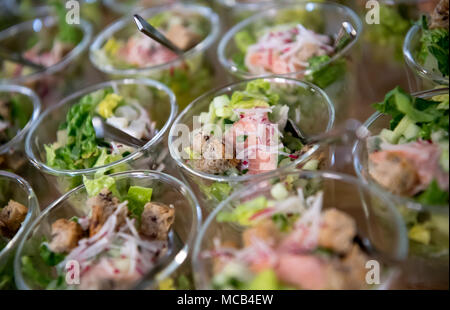 12 aprile 2018, Germania, Monaco di Baviera: occhiali con insalata sono serviti a buffet nel corso di una cerimonia. Foto: Sven Hoppe/dpa Foto Stock