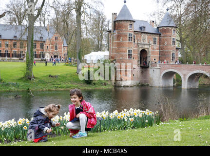 Bruxelles, Belgio. Xv Apr, 2018. Le persone godono di fiori a Groot-Bijgaarden castello nel sobborgo di Bruxelles, Belgio, 15 aprile 2018. Il castello, che è piantato da oltre 1,7 milioni di piante di fiori, sarà aperta al pubblico dal 6 Aprile al 6 maggio. Credito: Voi Pingfan/Xinhua/Alamy Live News Foto Stock