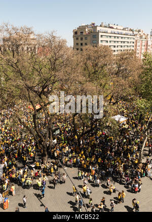 Barcellona, Spagna. Il 15 aprile, 2018. I cittadini di Barcellona sono visti raccolta e marciare lungo paralleli durante una manifestazione denominata dalla Piattaforma catalana Espai Democràcia ho Convivencia sotto lo slogan " per i diritti e la libertà, per la democrazia e la coesione, vogliamo che lei a casa' a Barcellona, al nord-est della Spagna, 15 aprile 2018. La protesta ha avuto luogo sei mesi dopo la detenzione del catalano candidato presidenziale Jordi Sanchez e pro-indipendenza organizzazione culturale Omnium il presidente, Jordi Cuixart. Credito: Paolo Gareth Sands/Alamy Live News Foto Stock