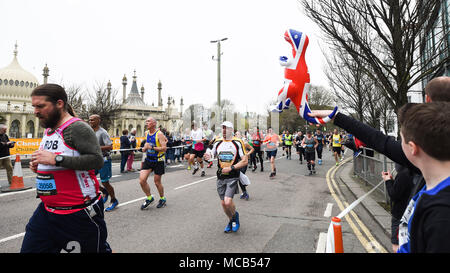 Brighton Regno Unito 15 aprile 2018 - migliaia di corridori prendere parte alla Maratona di Brighton oggi come la maratona di stagione ottiene in corso nel Regno Unito fotografia scattata da Simon Dack Foto Stock