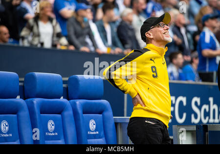 Il 15 aprile 2018, Germania, Gelsenkirchen: Calcio, Bundesliga Tedesca, FC Schalke 04 vs Borussia Dortmund alla Veltins Arena: Dortmund allenatore Pietro Stoeger. Foto: Guido Kirchner/dpa - AVVISO IMPORTANTE: a causa della Lega calcio tedesca·s (DFL) accrediti regolamenti, la pubblicazione e la ridistribuzione online e nei contenuti multimediali in linea è limitata durante la partita a quindici immagini per partita Foto Stock